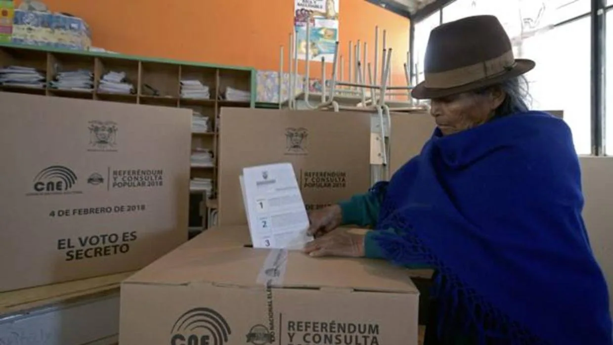 Una nativa de Cangahua, al noreste de Quito, vota en la consulta convocada por Lenín Moreno en Ecuador