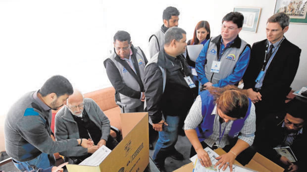 Miembros del Consejo Electoral recogen el voto adelantado de un enfermo en Quito