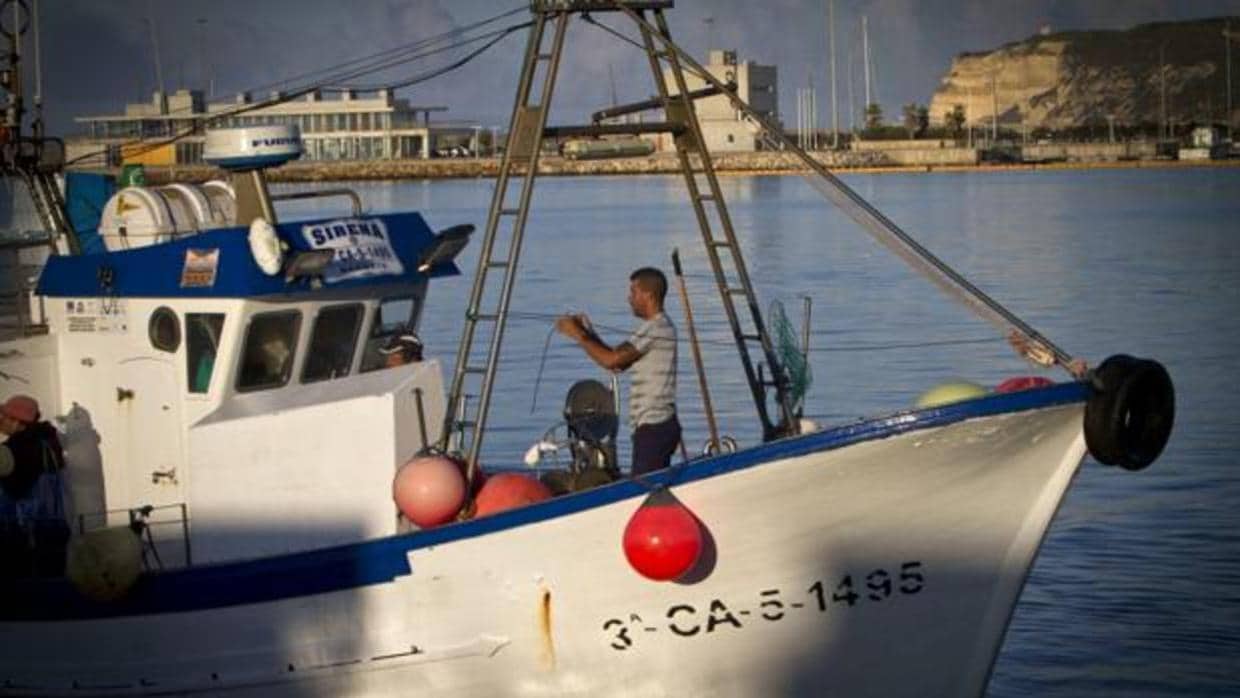 Un pesquero, a su salida del puerto de Barbate el día en que se estrenaba en 2014 el acuerdo con Marruecos