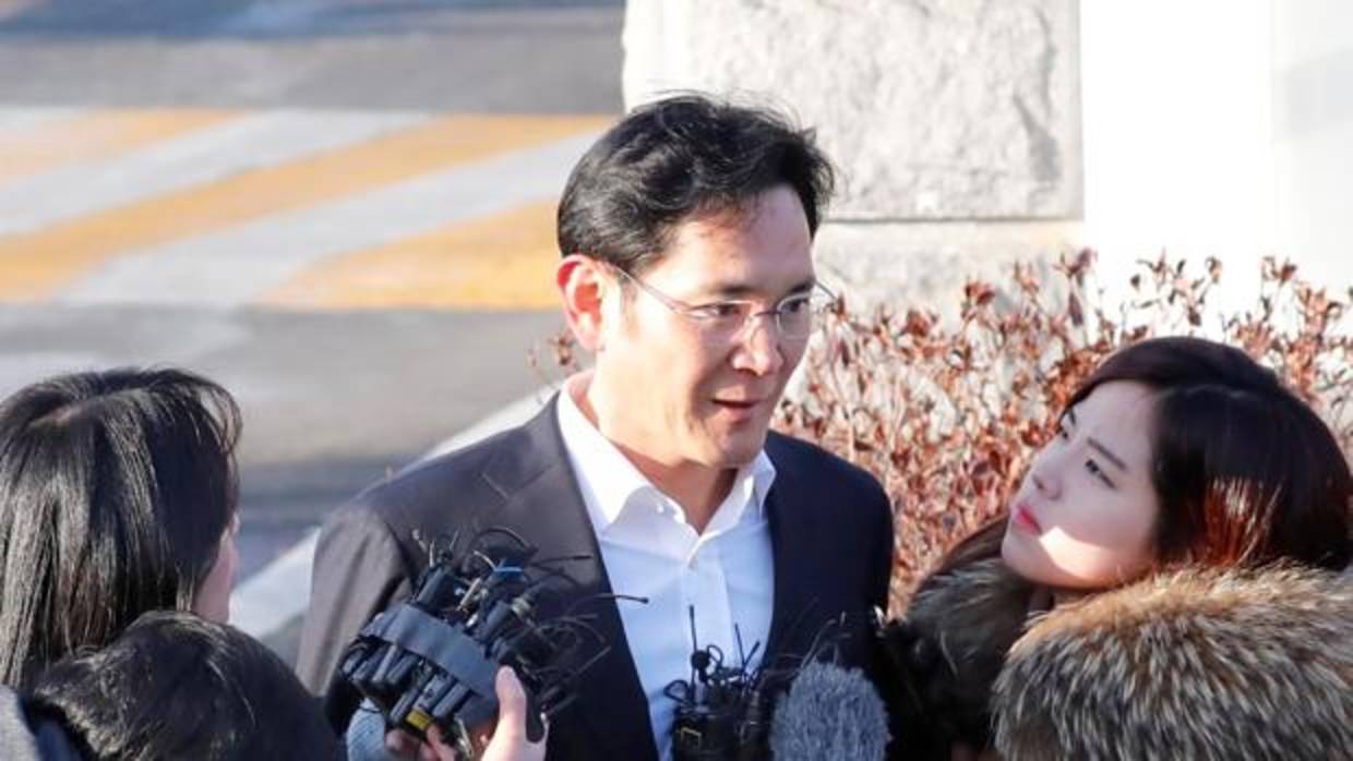 Periodistas rodean al heredero y máximo responsable de facto del grupo Samsung, Lee Jae-yong, a su salida del Centro de Detenciones de Seúl (Corea del Sur)