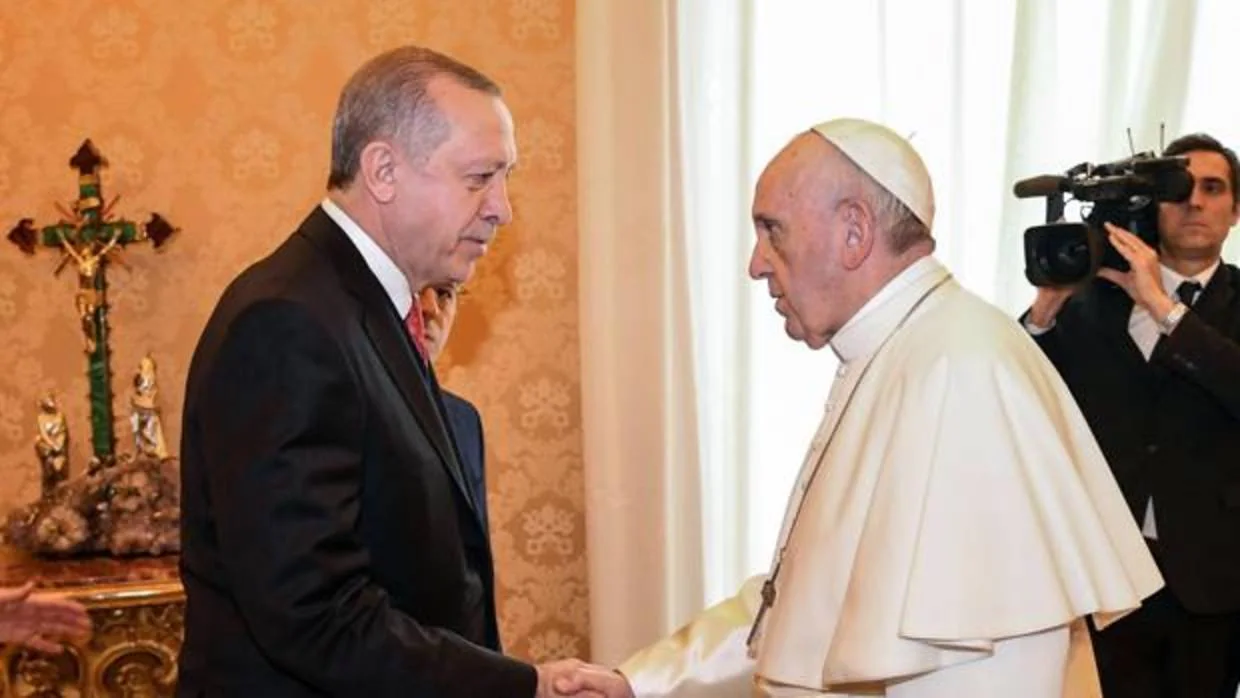 El Papa Francisco (d) recibe en audiencia al presidente turco, Recep Tayyip Erdogan (i)