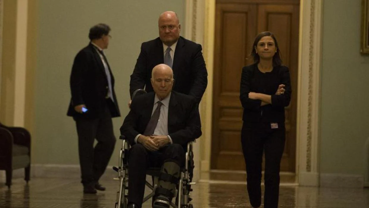 El republicano John McCain se dirige a una votación en el Senado, en Washington