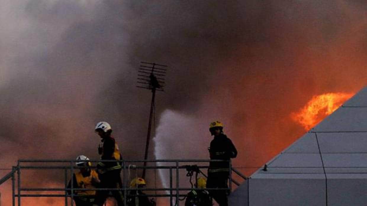 Varios bomberos trabajan enlas labores de extinción de un incendio, en una imagen de archivo