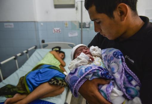 El venezolano José Luis González, con su hijo recién nacido en el hospital de Cúcuta