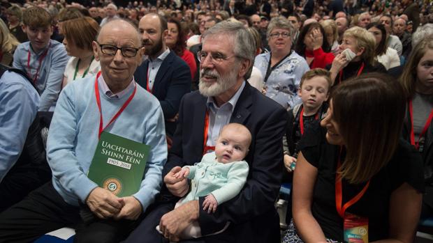 Gerry Adams abandona el liderazgo del Sinn Féin después de 34 años al mando