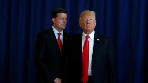 Tormenta en la Casa Blanca tras dimitir por abusos un asesor de Trump
