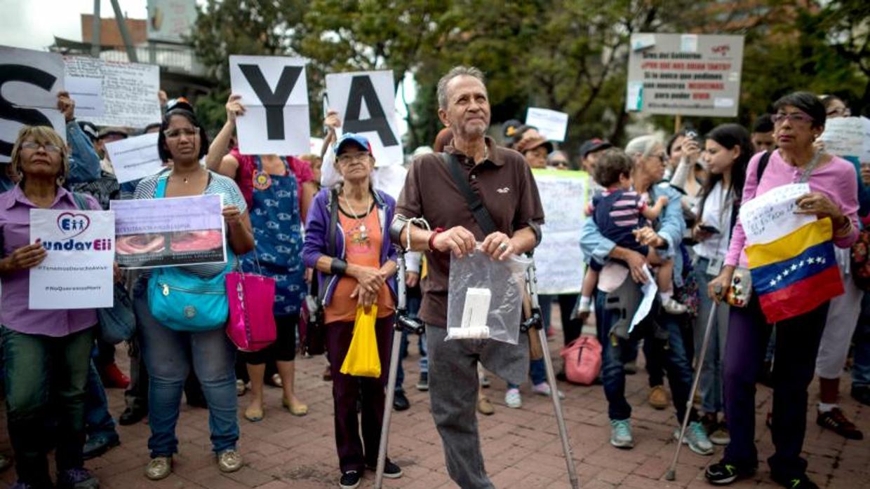 Un grupo de personas participa en una protesta contra la escasez de medicinas y tratamientos, el pasado jueves en Caracas