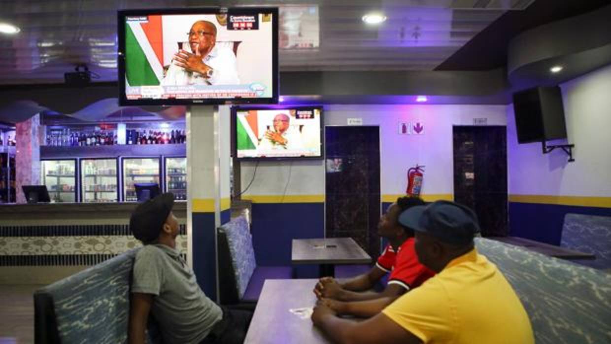 Varias personas siguen por televisión en Pretoria las palabras del presidente Zuma