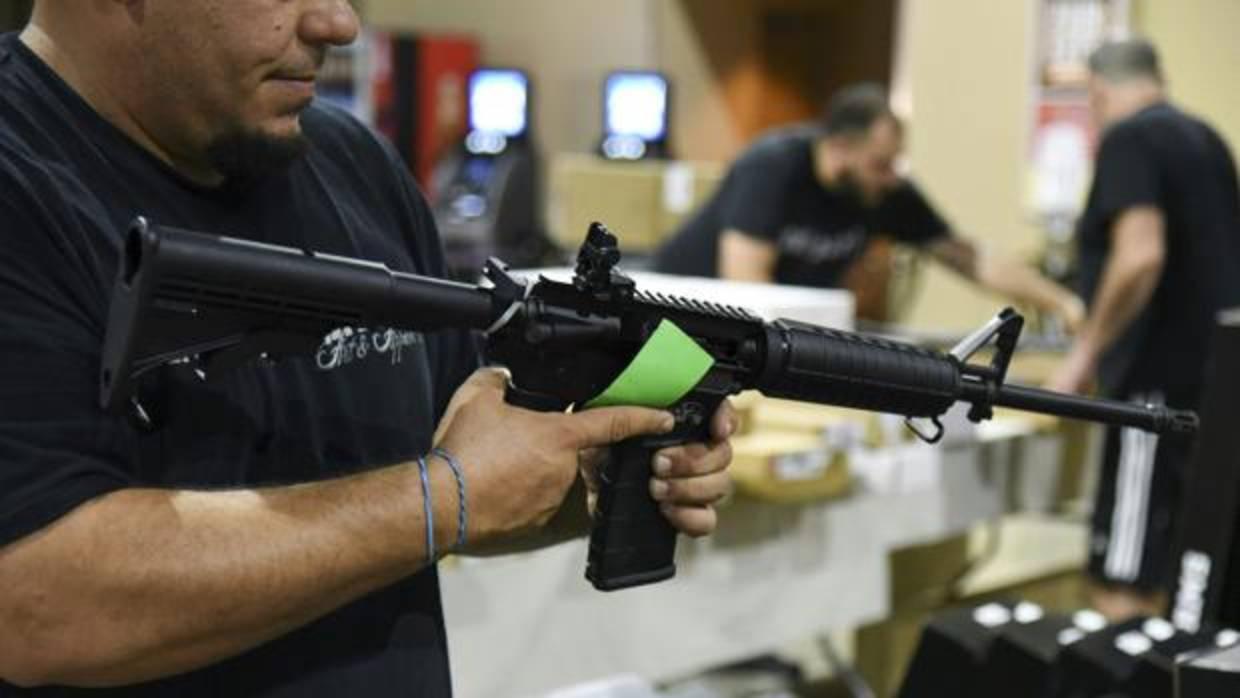 Domingo Martin muestra un fusil AR-15 ante la apertura de una feria de armas en Florida este fin de semana