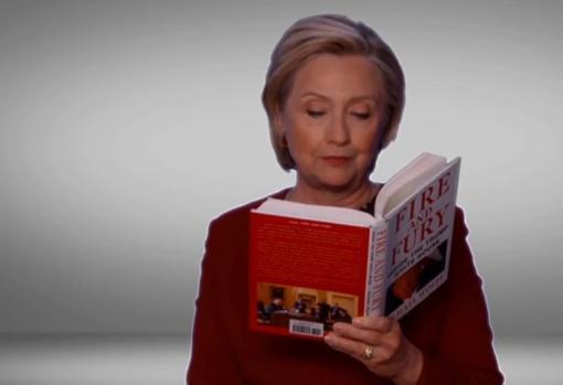 Hillary Clinton lee un fragmento del libro «Fuego y furia» durante la entrega de los Grammy