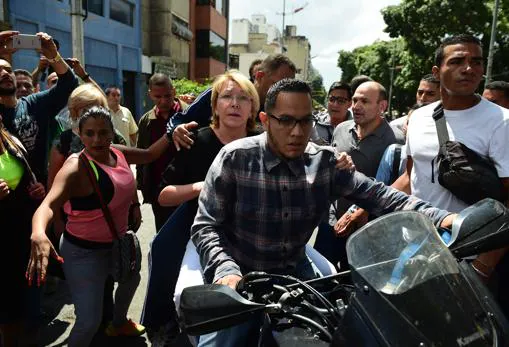 Luisa Ortega, en moto en Venezuela cuando ya se había rebelado contra el régimen