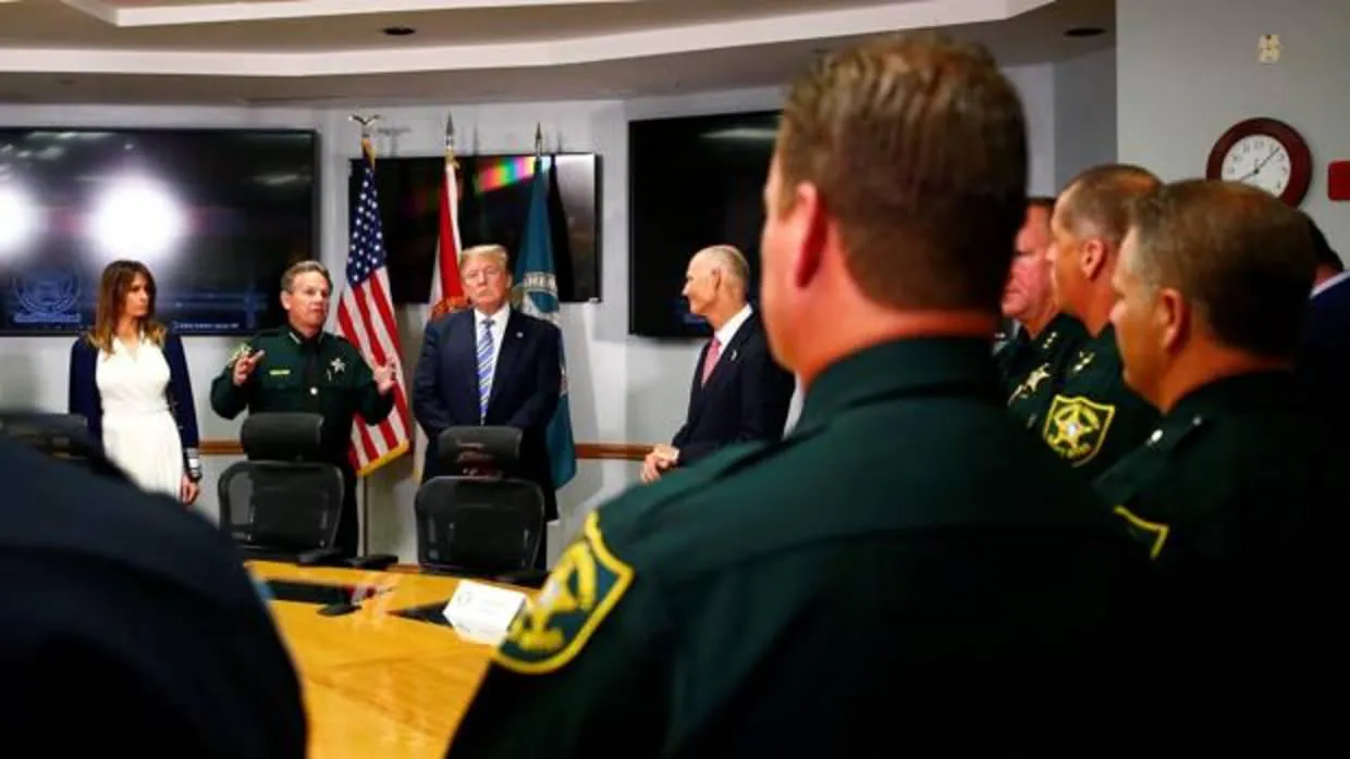 Trump y la primera dama, en la visita a la Oficina del Sheriff del condado de Broward tras la masacre de Florida