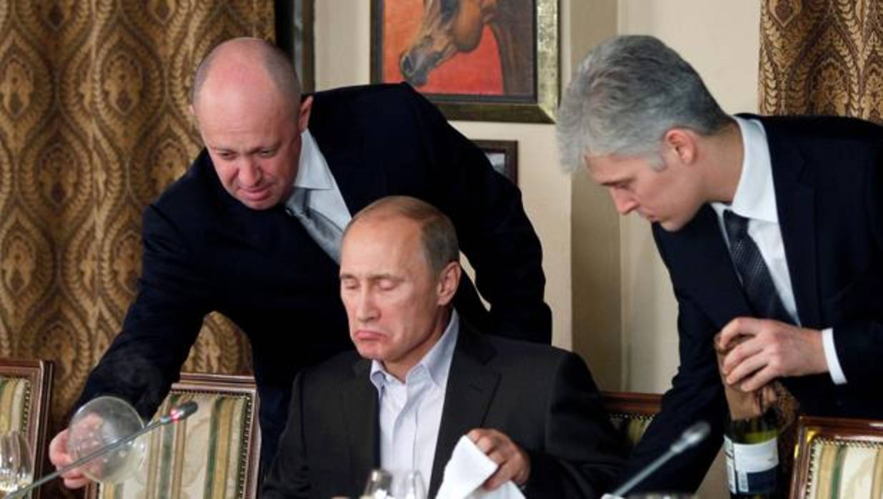 vgeny Prigozhin (I) asiste al primer ministro ruso Vladimir Putin