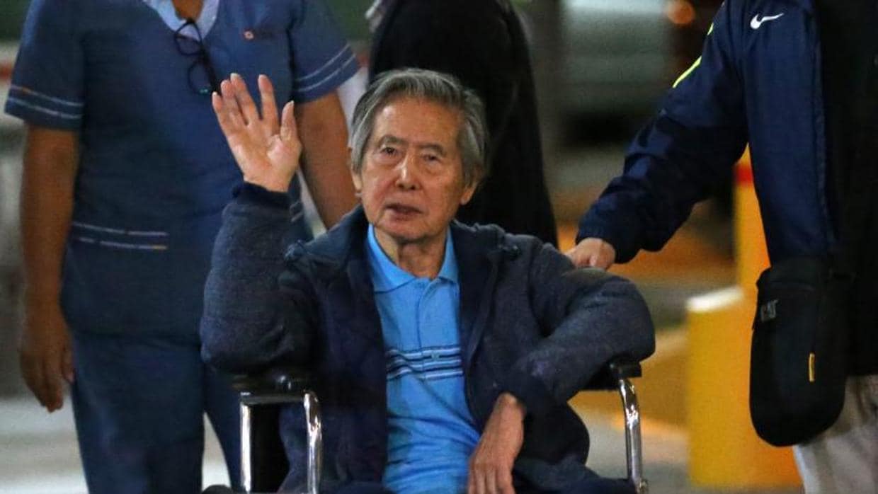 Alberto Fujimori saluda a sus seguidores tras salir del hospital el pasado enero en Lima