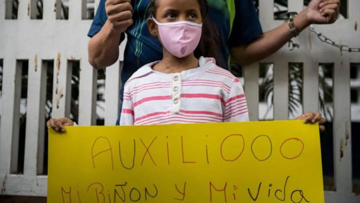 Familiares de pacientes del hospital infantil J. M. de los Ríos, encadenados para exigir medicinas e insumos