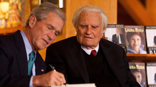 Muere Billy Graham, el «reverendo de los presidentes» que sacó del alcoholismo a George Bush