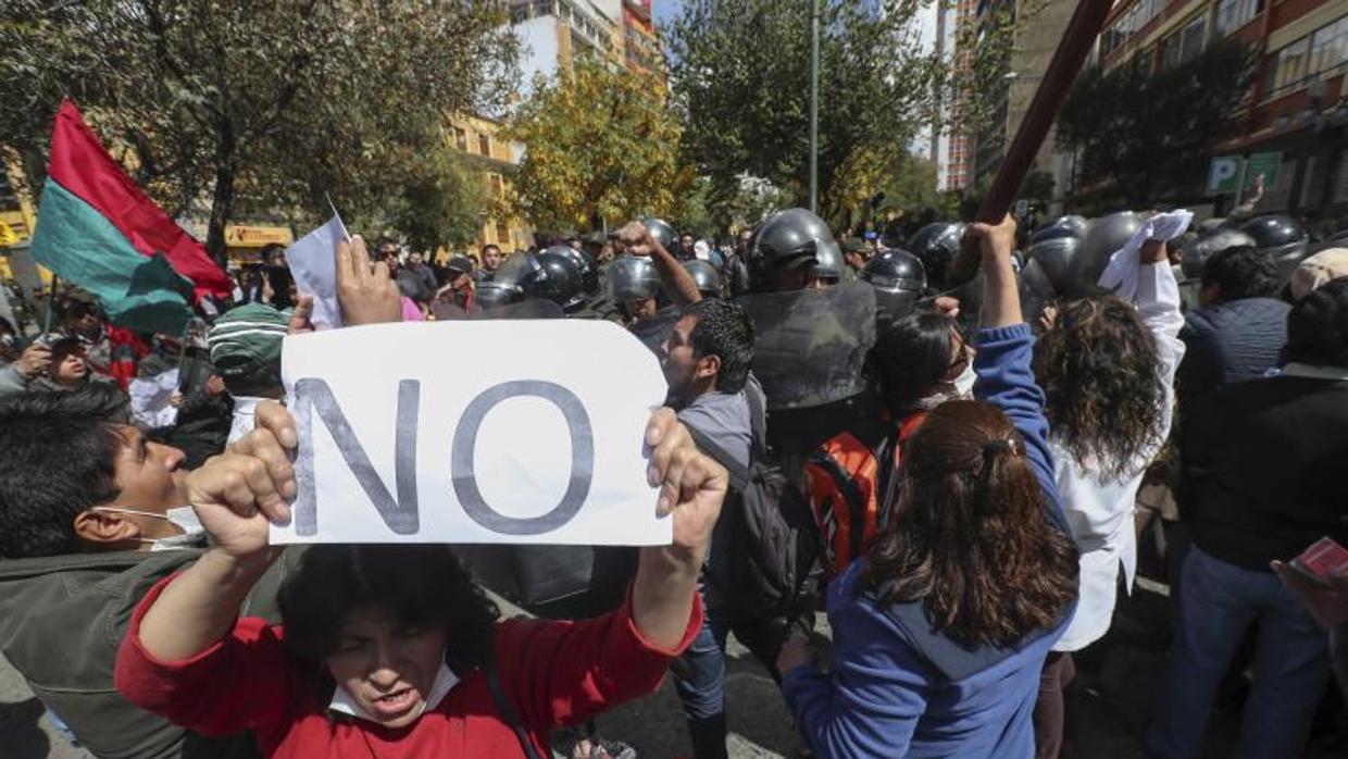 Policías intentan levantar el bloqueo levantado por manifestantes, este miércoles en La Paz