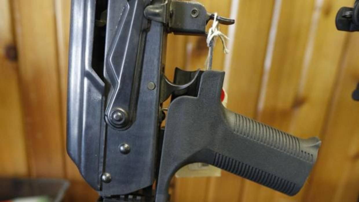 Un fusil AK-47 con un «bump stock» incorporado, que multiplica su capacidad letal