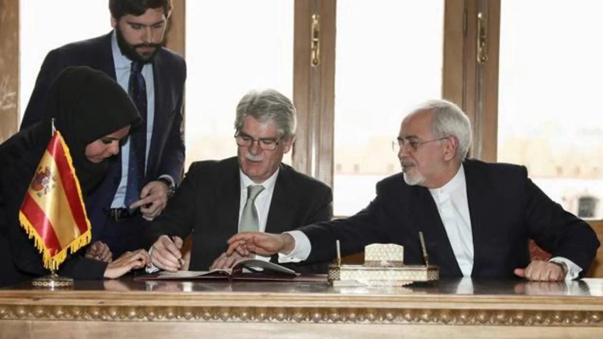 Dastis con su homólogo iraní, Zarif, en la firma de acuerdos en Teherán