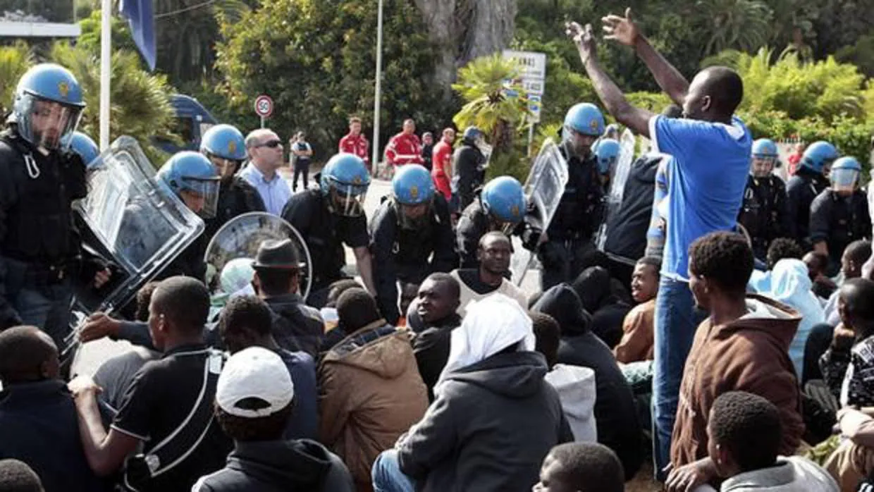 Los inmigrantes africanos, bloqueados por la policía francesa