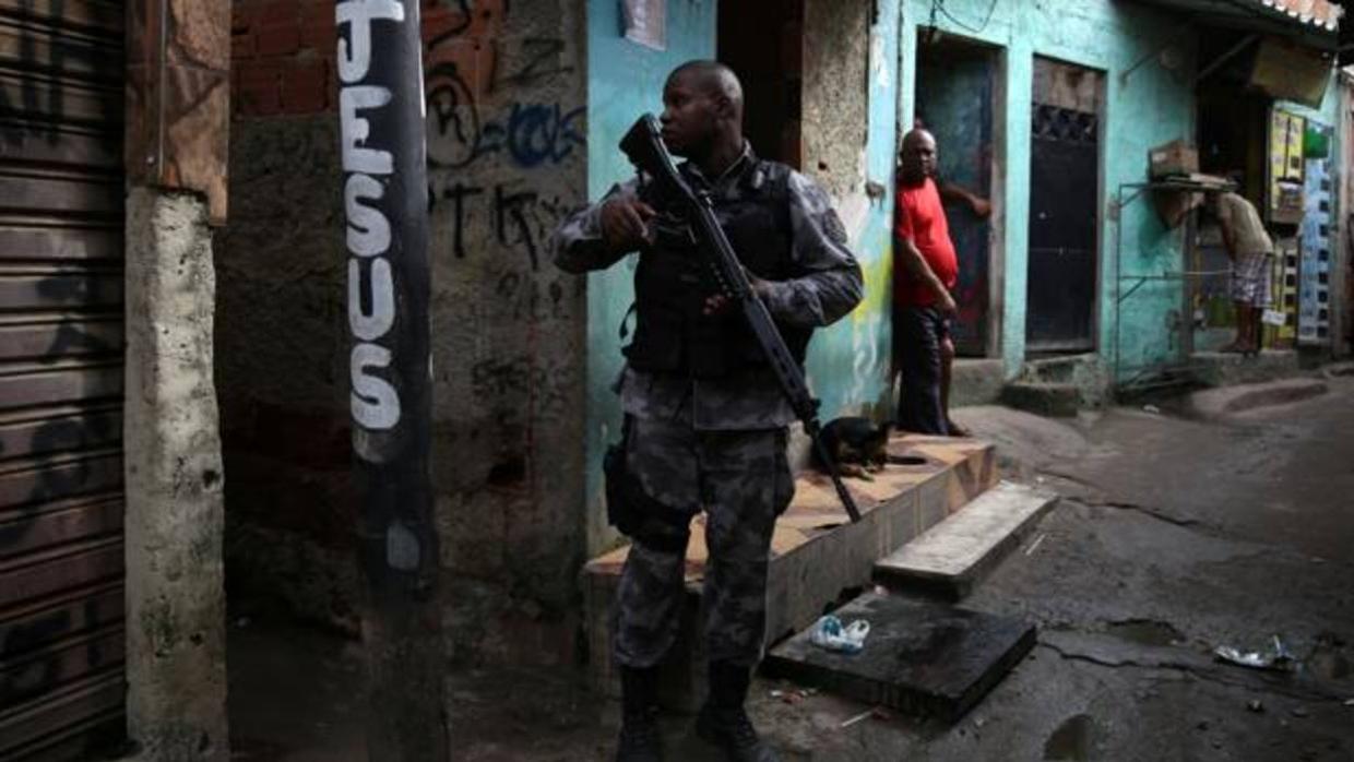 Un policía militar patrulla una favela en Río de Janeiro este martes