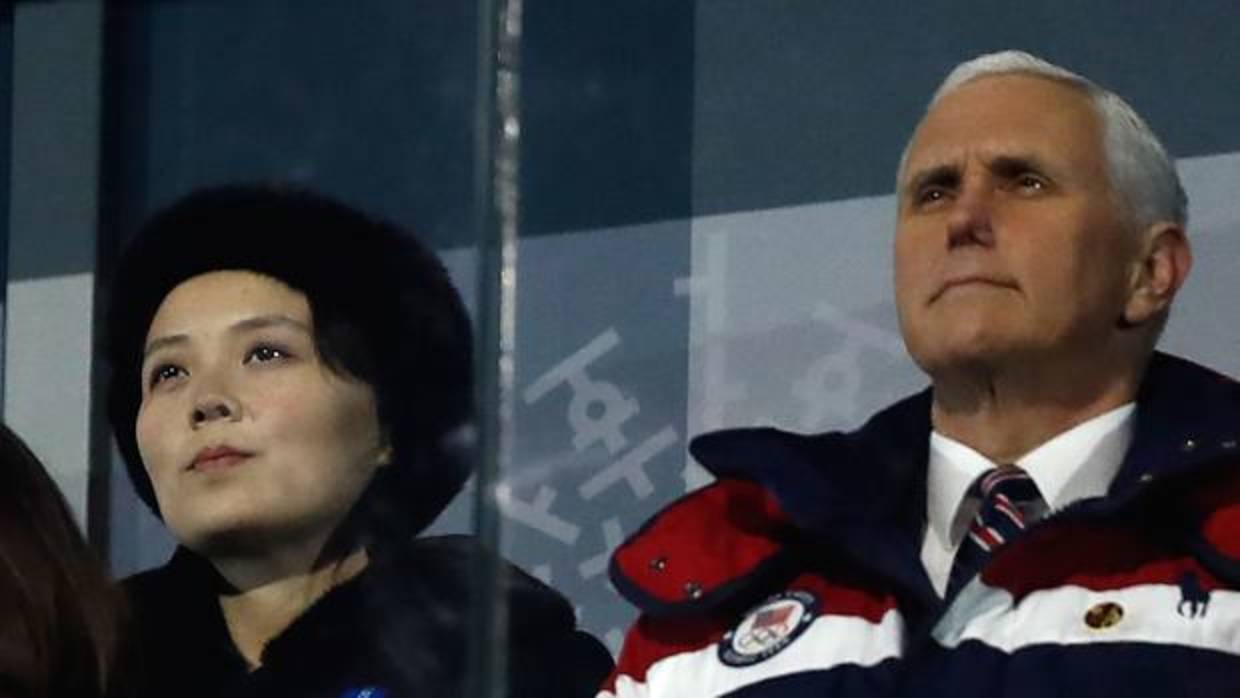 Mike Pence, junto a la hermana de Kim Jong-Un, Kim Yo Jong, en la inauguración de los Juegos Olímpicos de Invierno