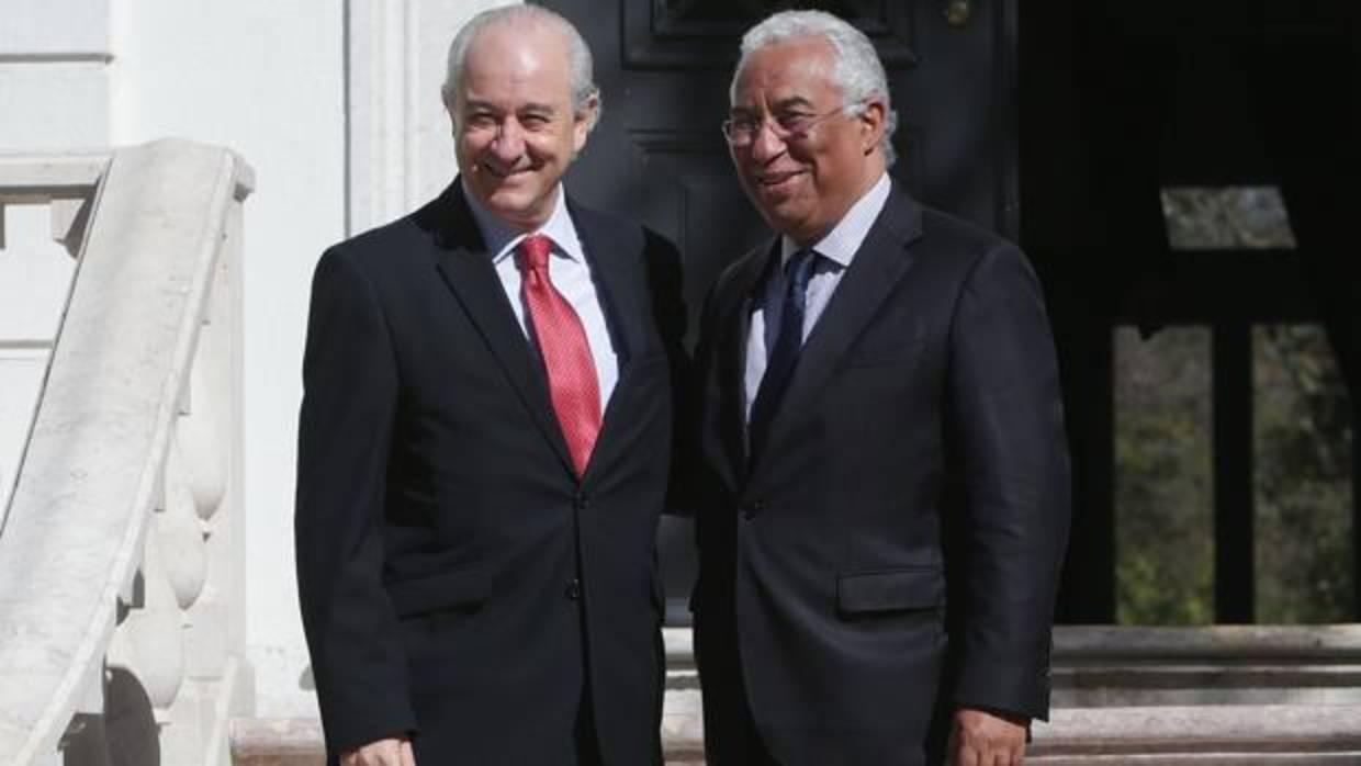 El primer ministro luso, António Costa (derecha), recibe al conservador Rui Rio en el Palacio de Sao Bento