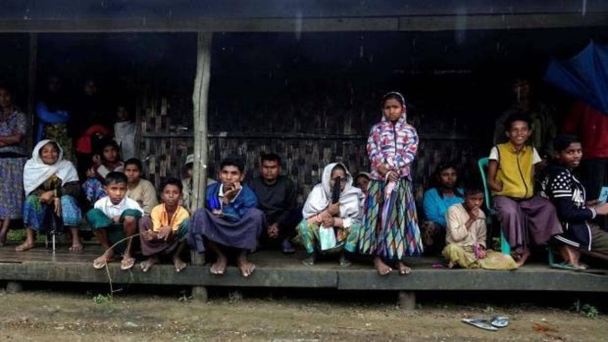 Varias personas pertenecientes a la minoría musulmana rohinyá esperan para recibir su Cartilla de Verificación Nacional (NVC) en la localidad de MyaePone, en el estado de Rakhine (Birmania)