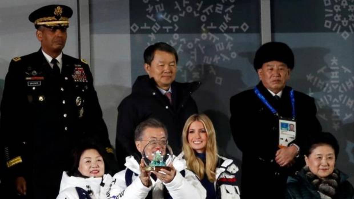 Ivanka Trump (c) y el norcoreano Kim Yong-chol (d), durante la clausura de los Juegos de Invierno, este domingo en PyeongChang (Corea del Sur)