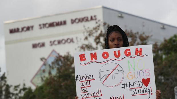 Alumnos y padres vuelven a la escuela de Florida, escenario de la matanza