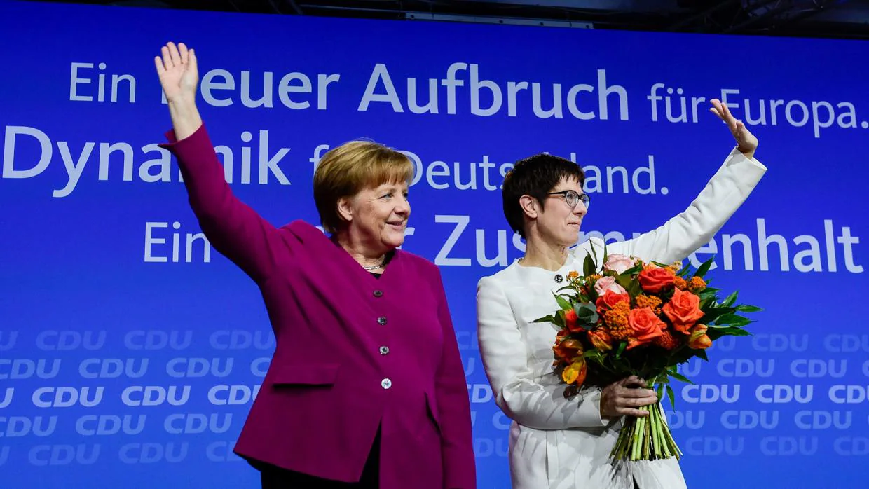 La canciller Angela Merkel y Annegrett Kramp-Karrenbauer (derecha)