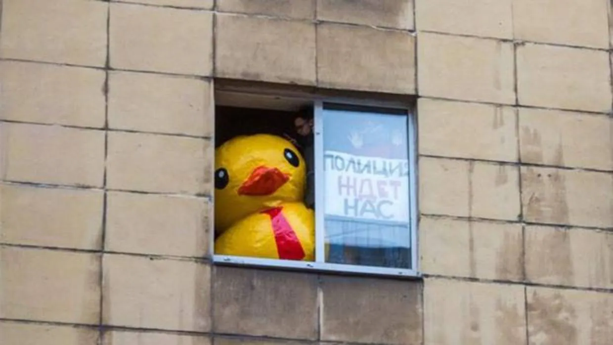 Encarcelan a un activista por mostrar un pato de goma gigante en una protesta en Rusia