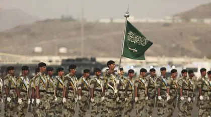 Guardia de honor en una instalación militar saudí