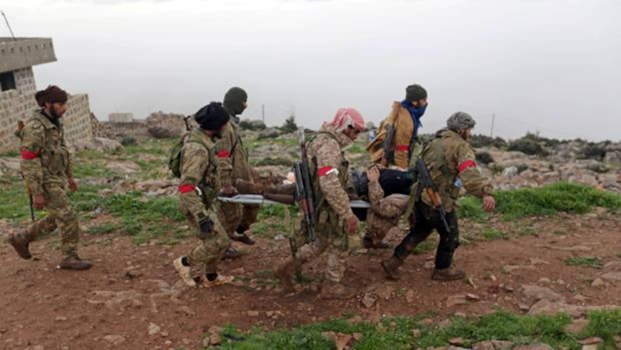 Miembros del Ejército Sirio Libre, respaldado por Turquía, trasladan a un herido en Afrín