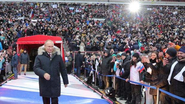 Putin se da un baño de masas a dos semanas de las elecciones en Rusia