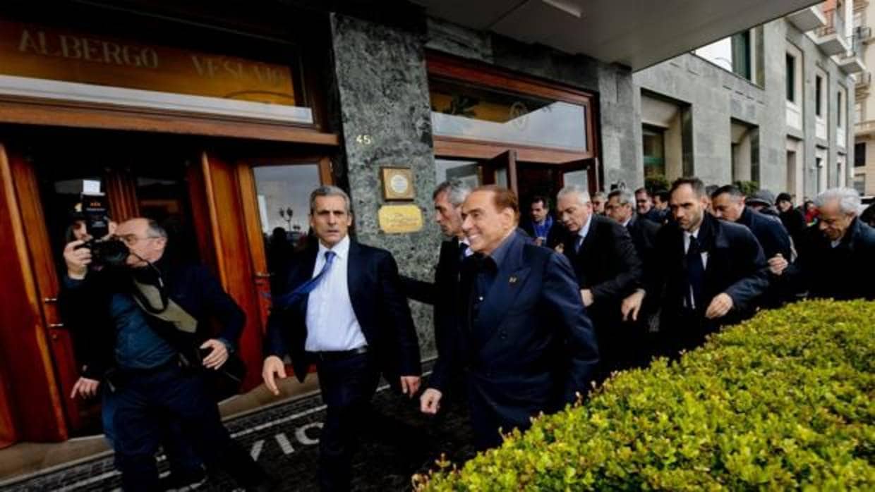El líder de Forza Italia, Silvio Berlusconi, ayer a su llegada al hotel Vesubio, en Nápoles