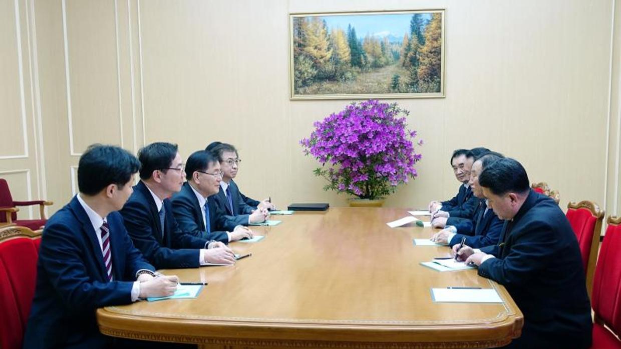 Delegaciones de Corea del Norte y Corea del Sur, este lunes en la Casa Azul, Pyongyang