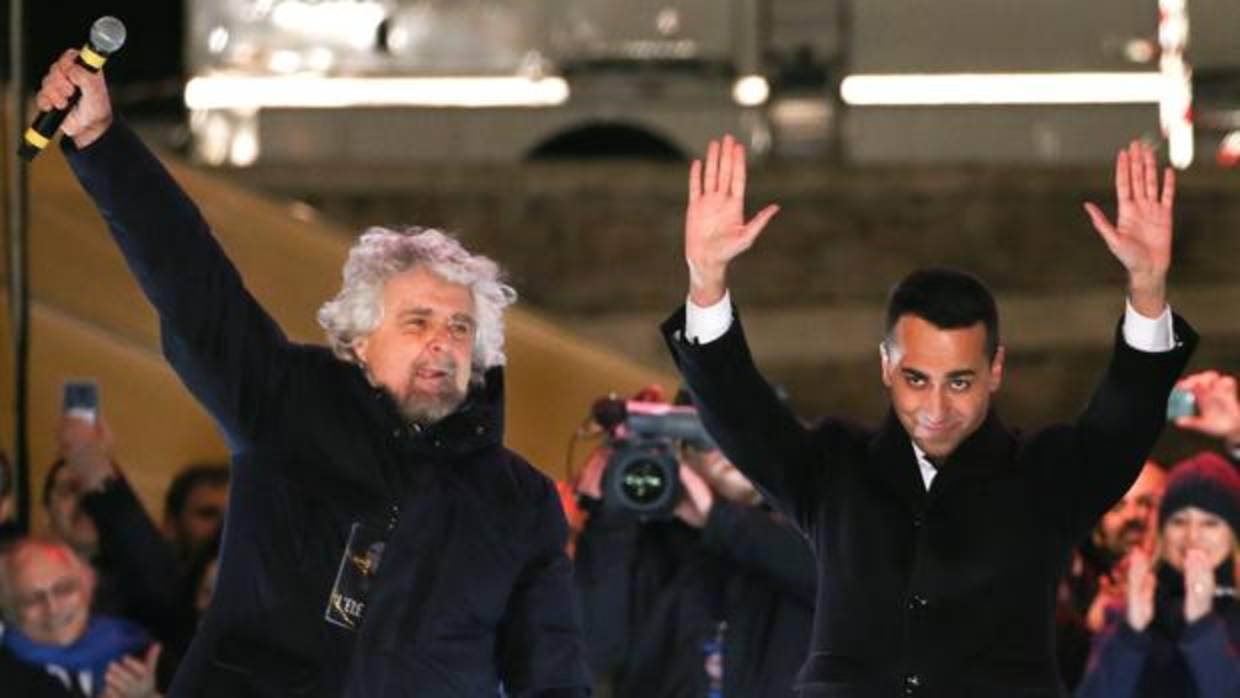 Beppe Grillo (izquierda) y Luigi Di Maio, del Movimiento 5 Estrellas, en un mitin previo a las elecciones en Italia