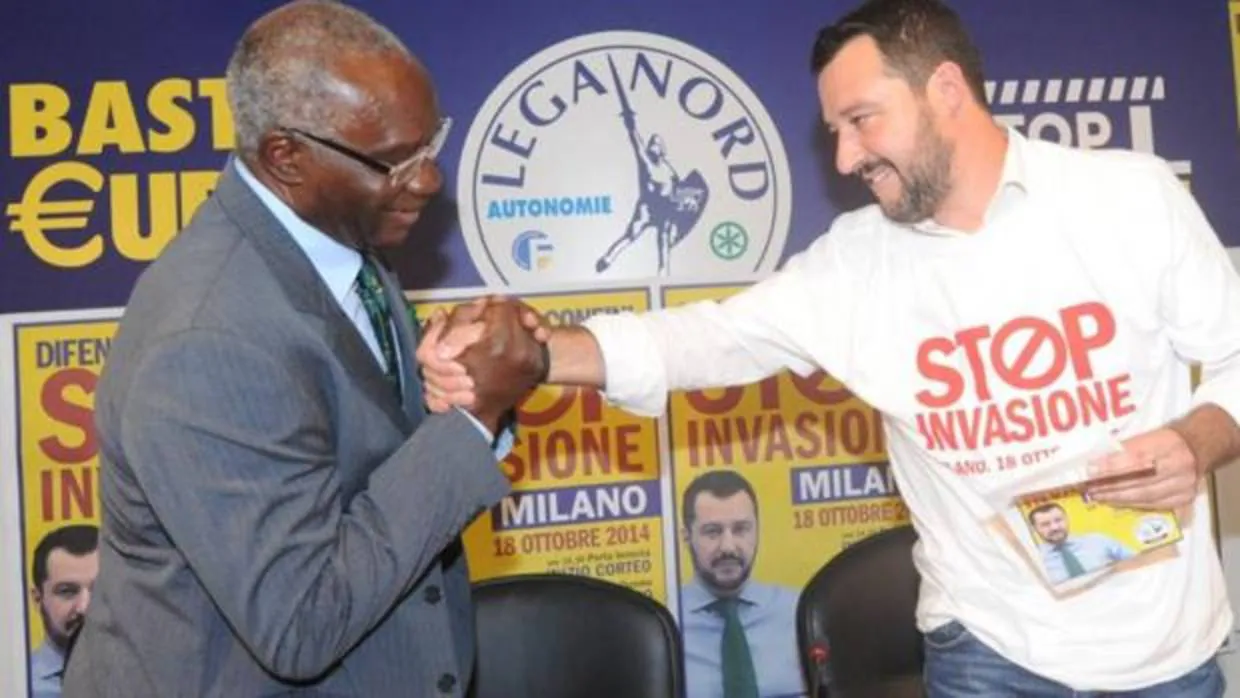 Toni Iwobi se saluda con Matteo Salvini