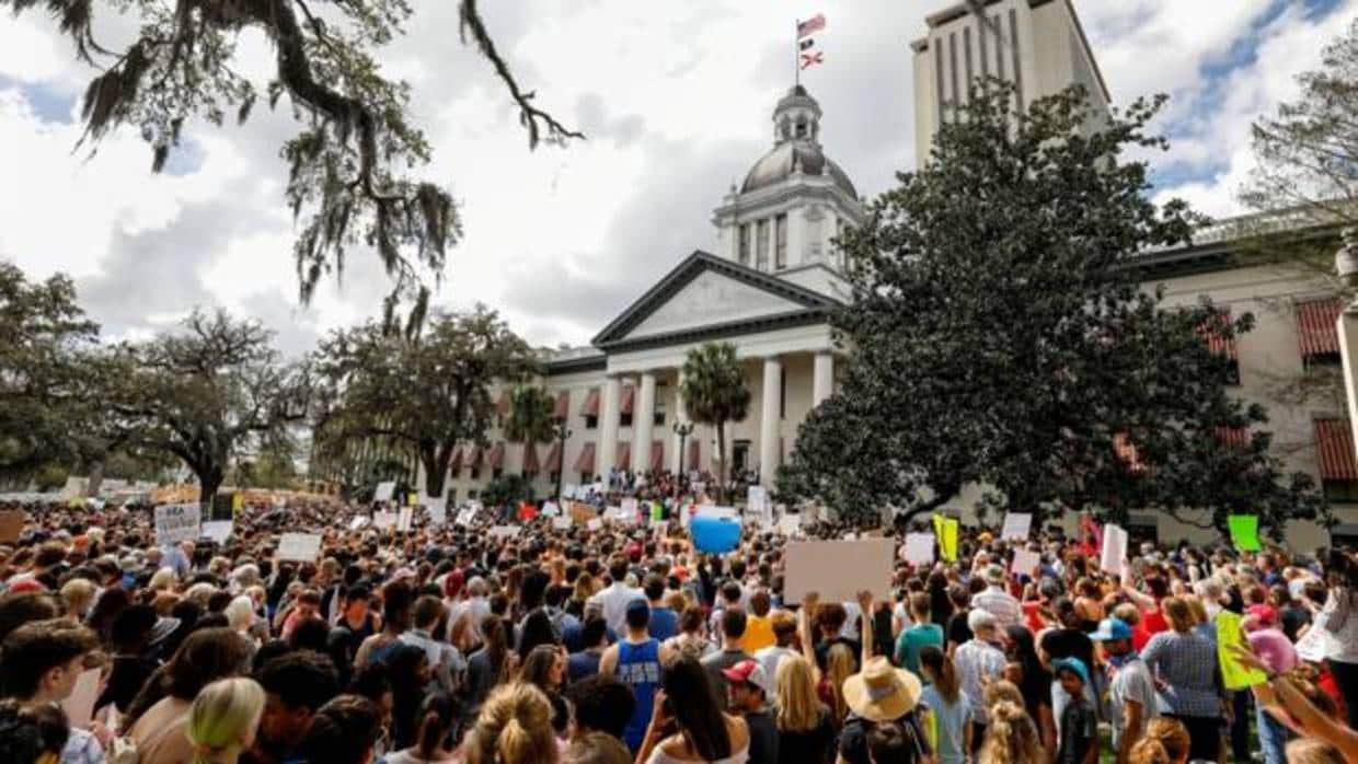 Manifestantes piden en febrero ante el Capitolio de Florida, en Tallahassee, la reforma de las leyes sobre armas