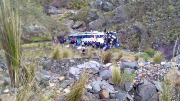 Al menos siete muertos y 40 heridos tras caer un autobús por un barranco en Perú