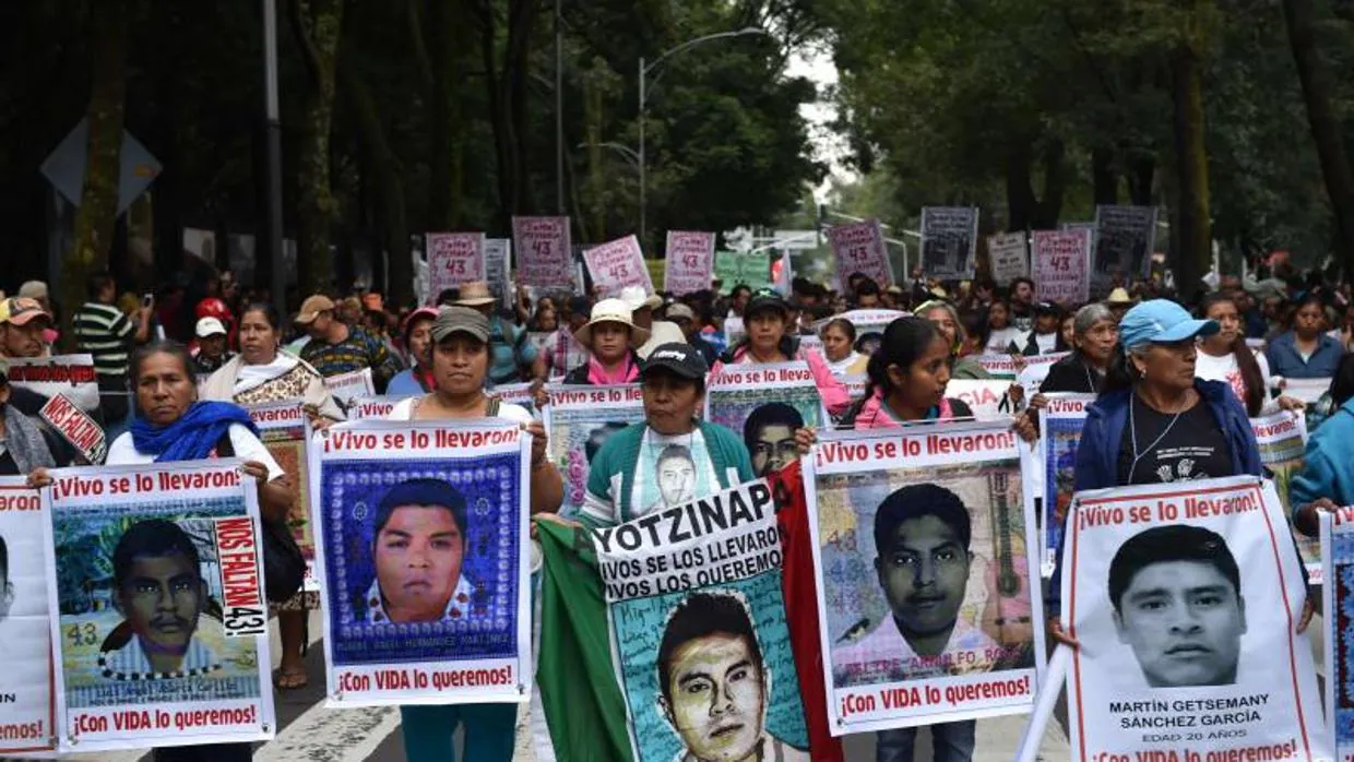 Familiares de los 43 estudiantes desaparecidos en Ayotzinapa, durante una protesta en Ciudad de México