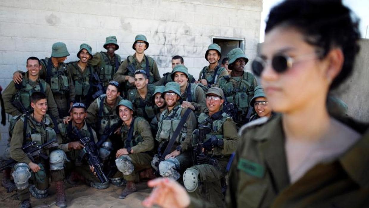 Soldados israelíes posan durante unas maniobras militares conjuntas con EE.UU. en Zeelim (sur de Israel)