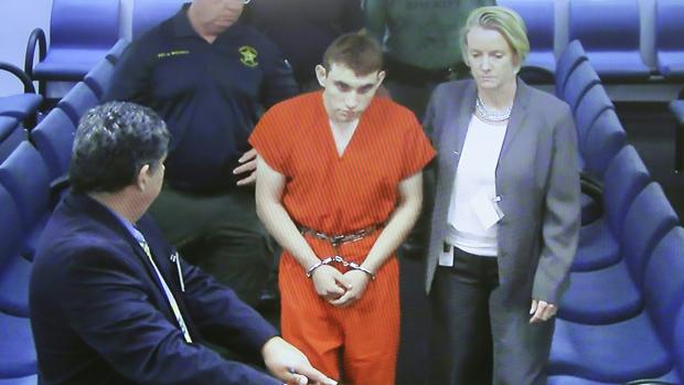 Piden pena de muerte para el autor de la masacre de Florida, que guarda silencio ante la jueza