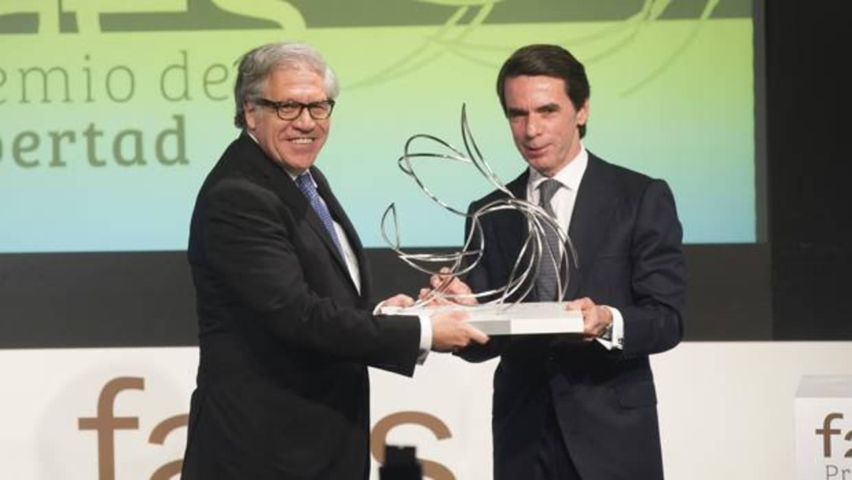 Luis Almagro recibe el VIII Premio de la Libertad de FAES de manos de José María Aznar
