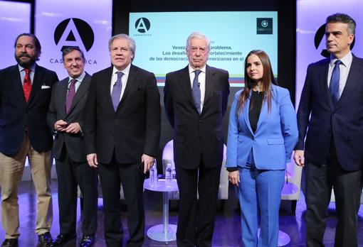 De izquierda a derecha, Ramón Pérez-Maura, adjunto al director de ABC; José Ramón García Hernández, portavoz de Exteriores del PP; Luis Almagro, secretario general de la OEA; Mario Vargas Llosa, escritor; Tamara Suju, abogada de derechos humanos y directora ejecutiva del Instituto Casla, y Santiago Miralles, director de la Casa de América