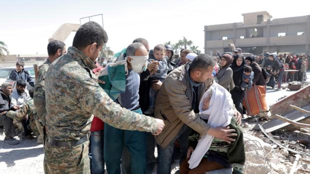 Civiles sirios esperan a ser transportados a centros improvisados para protegerse del caos en Guta (imagen de archivo)