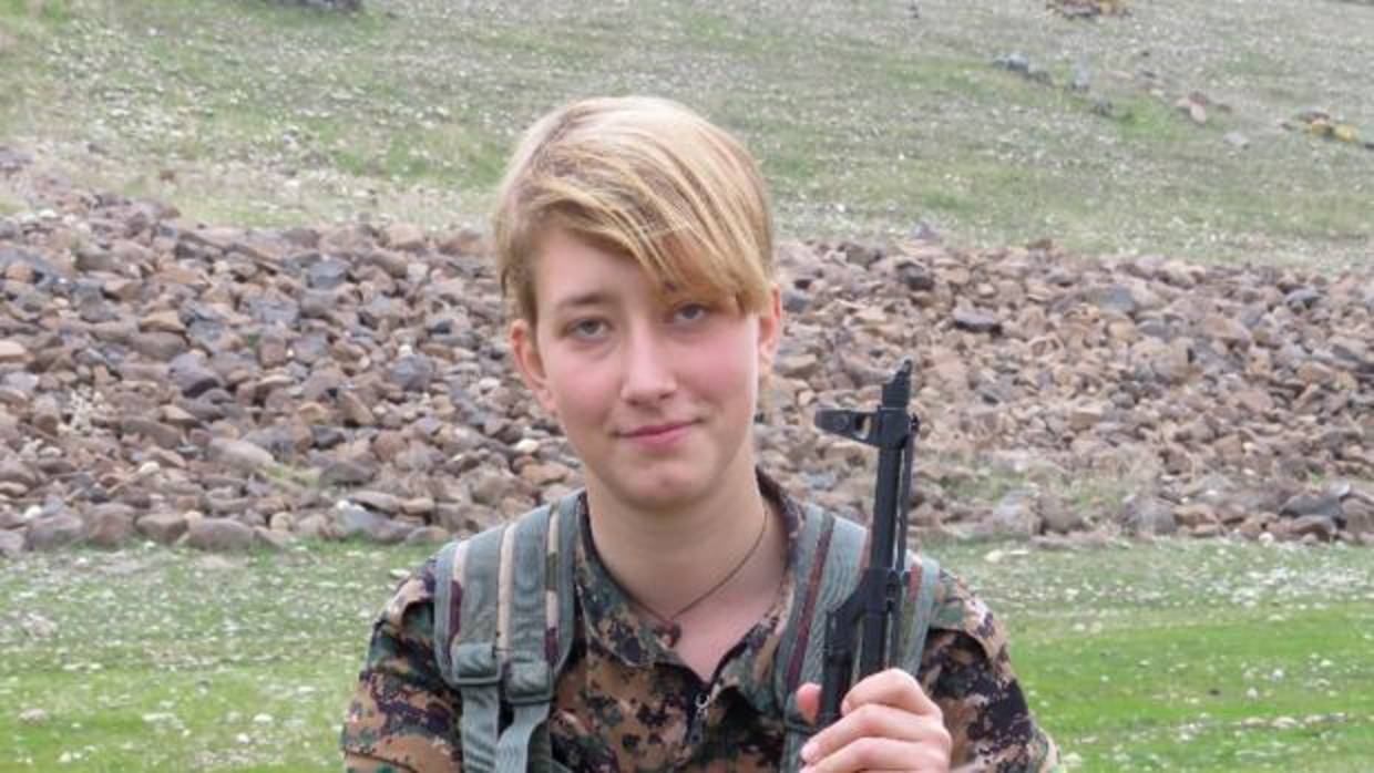 La joven Anna Campbell, posando con el uniforme de las YPJ en Afrín