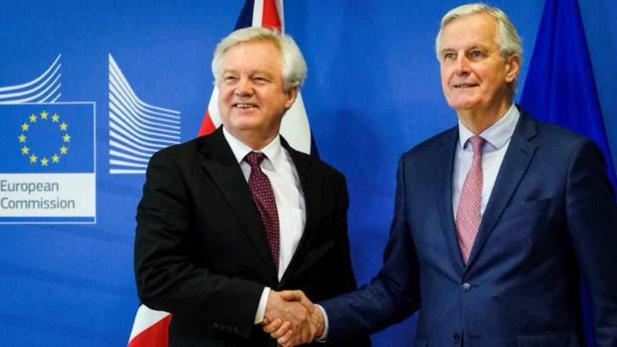 David Davis y Michel Barnier, negociadores del Reino Unido y la UE, tras el acuerdo sobre el Brexit
