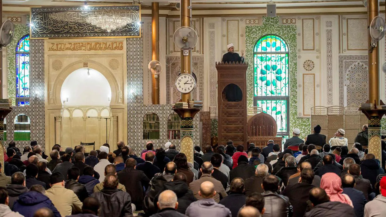 Un clérigo predica en el interior de la Gran Mezquita de Bruselas poco después de los atentados de marzo de 2016